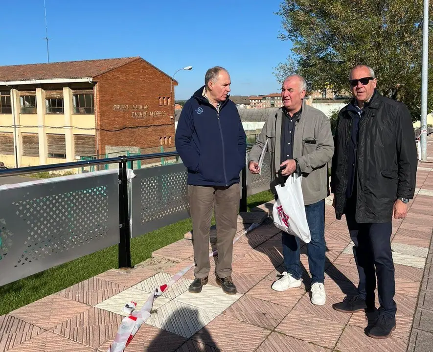UPL visitan el nuevo vallado en Puente Castro