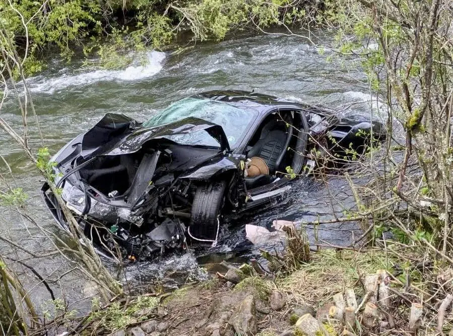 Bomberos Diputaci&oacute;n de Le&oacute;n. Fallecen dos personas al caer al r&iacute;o Yuso su turismo en la localidad leonesa de Boca de Hu&eacute;rgano