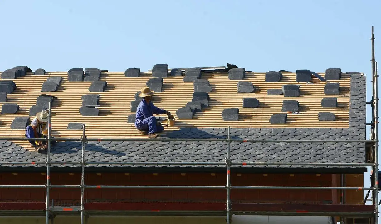 Instalaci&oacute;n de tejados de pizarra en Ponferrada. / ICAL
