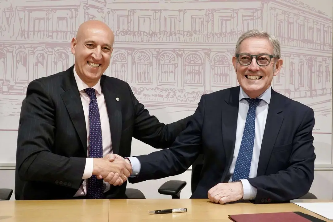 El alcalde de Le&oacute;n, Jos&eacute; Antonio Diez, y el presidente de la C&aacute;mara de Comercio, Javier Vega, presentan una nueva campa&ntilde;a de bonos al consumo./ CAMPILLO / ICAL