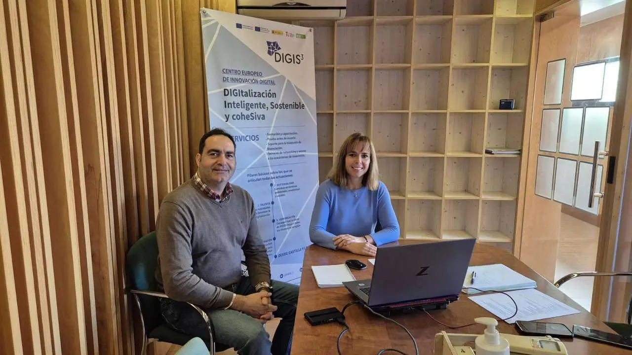 Primera reuni&oacute;n entre la investigadora de la ULE y el alcalde de Fresno de la Vega. / ULE