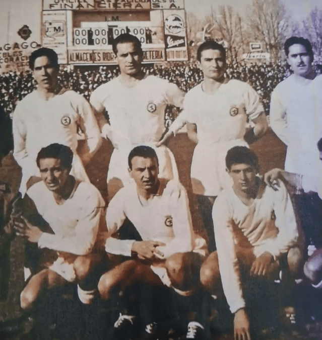 Ra&uacute;l &Aacute;lvarez, abajo a la derecha, en un partido con la Cultural en los 50.