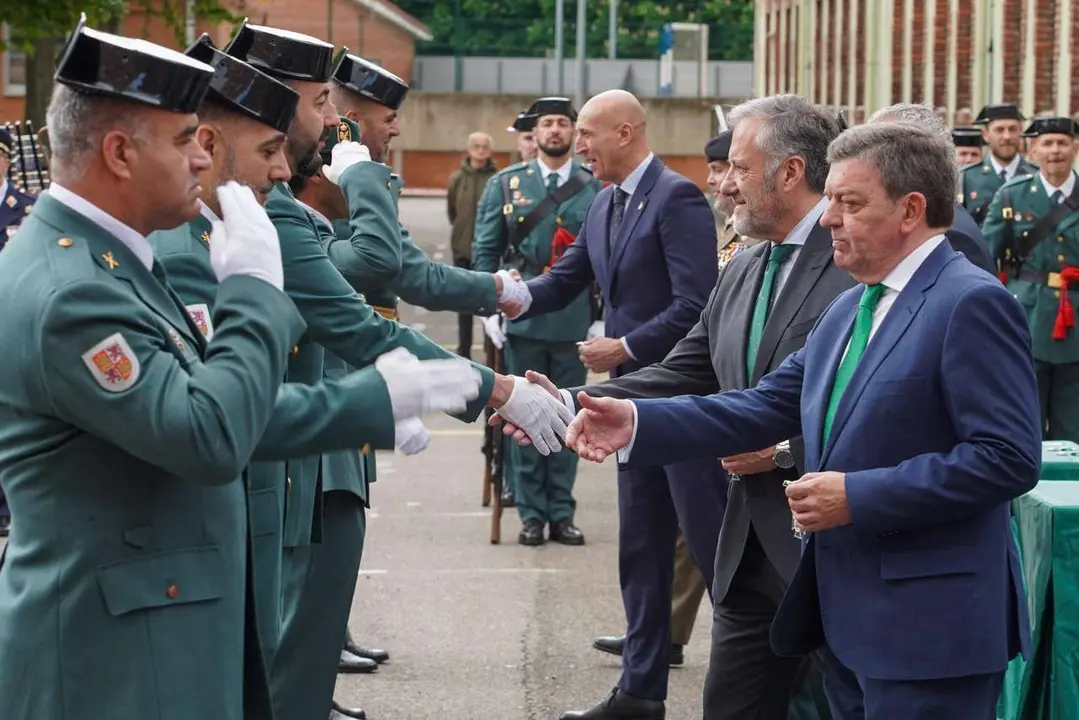 El general de Brigada Jos&eacute; Antonio Fern&aacute;ndez de Luz de las Heras y el delegado del Gobierno, Nicanor Sen V&eacute;lez, presiden el acto conmemorativo del 181 aniversario de la fundaci&oacute;n de la Guardia Civil al que tambi&eacute;n asisten el presidente de las Cortes de Castilla y Le&oacute;n, Carlos Poll&aacute;n, el consejero de la Presidencia, Luis Miguel Gonz&aacute;lez Gago, y el alcalde de Le&oacute;n, Jos&eacute; Antonio Diez. / CAMPILLO / ICAL