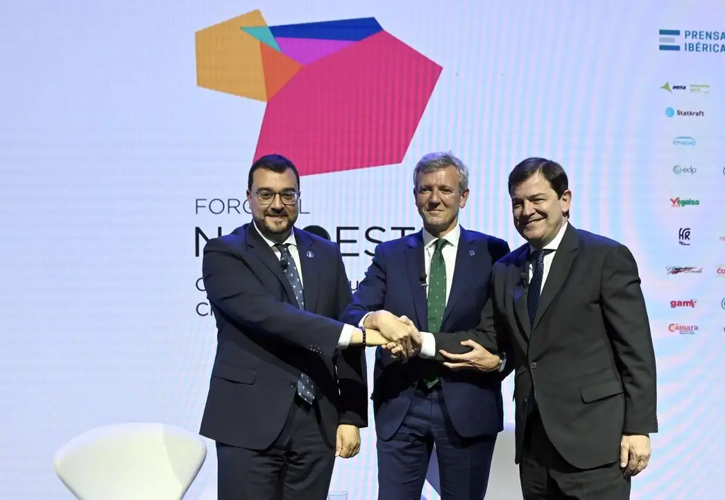 Los presidentes de Castilla y Le&oacute;n, Alfonso Fern&aacute;ndez Ma&ntilde;ueco; Asturias, Adri&aacute;n Barb&oacute;n, y Galicia, Alfonso Rueda, participan en el I Foro del Noroeste, &lsquo;Construyendo puentes. Creando futuro&rsquo;. / ICAL