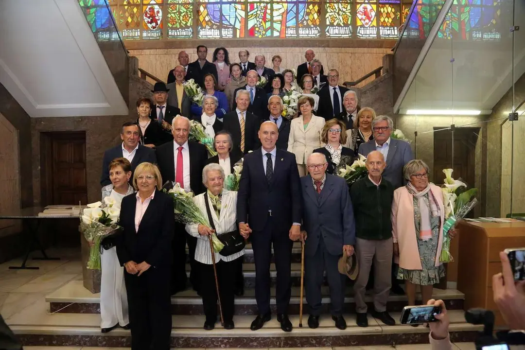 Recepci&oacute;n de las parejas de oro y diamante en el Ayuntamiento de Le&oacute;n.