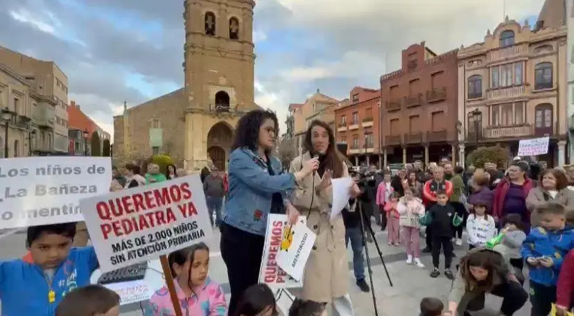 Concentraci&oacute;n por pediatria en La Ba&ntilde;eza este martes.