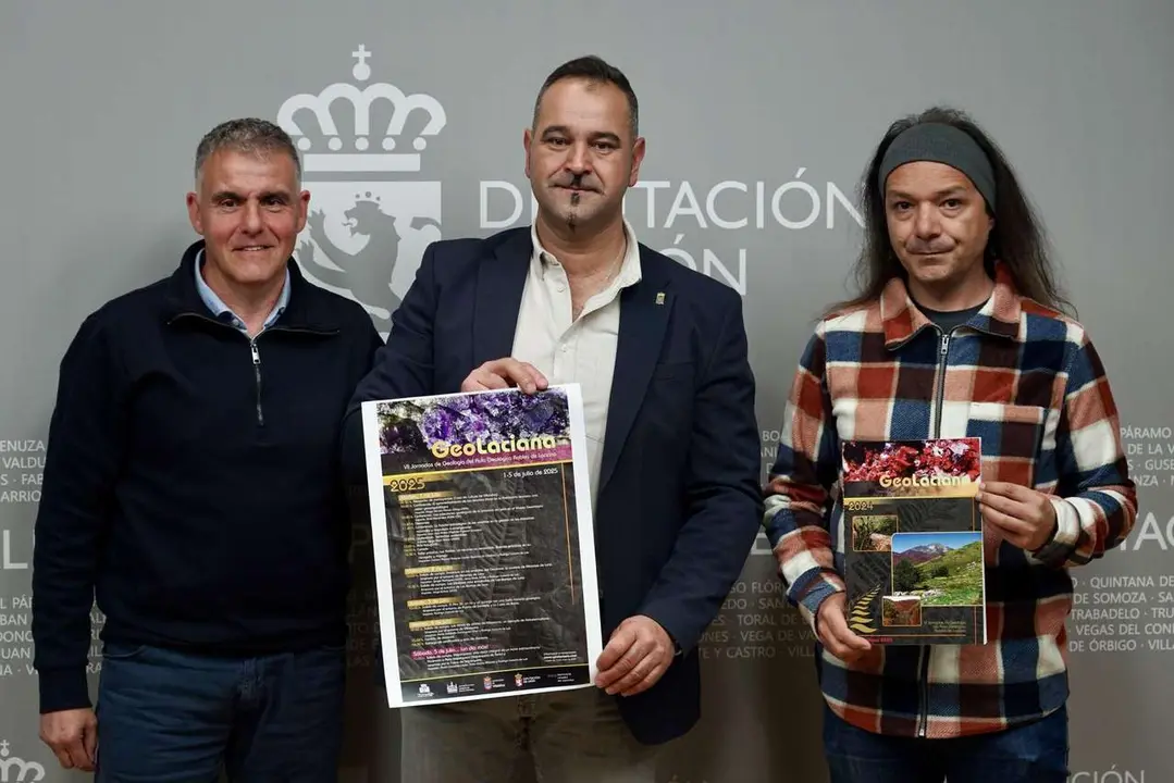 Campillo. ICAL. El diputado de Cultura, Arte y Patrimonio de la Diputaci&oacute;n de Le&oacute;n, Emilio Mart&iacute;nez, presenta las Jornadas Geolaciana acompa&ntilde;ado del coordinador de las jornadas, Rodrigo Casta&ntilde;o de Luis, y el representante del Aula Geol&oacute;gica de Robles y miembro de la asociaci&oacute;n Amigos de Sierra Pambley, Policarpo Fern&aacute;ndez L&oacute;pez.