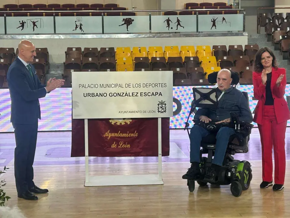 El Palacio de los deportes materializa su nuevo nombre Urbano Gonz&aacute;lez 