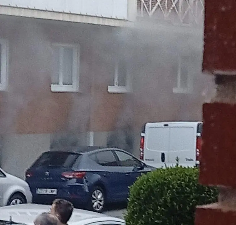 Incendio de un coche en Navatejera. Fuente: RRSS Ayuntamiento de Villaquilambre.