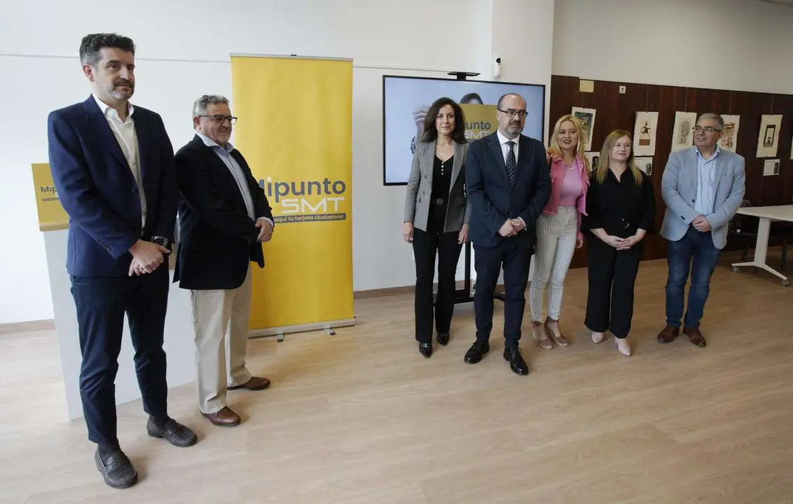 C&eacute;sar S&aacute;nchez. ICAL. El alcalde de Ponferrada, Marco Morala, junto al director de Asprona Bierzo, Valent&iacute;n Barrio, y el administrador de Linecar, Francisco Tom&aacute;s Garc&iacute;a, durante la presentaci&oacute;n del proyecto &lsquo;Pr&oacute;xima parada: inclusi&oacute;n&rsquo;