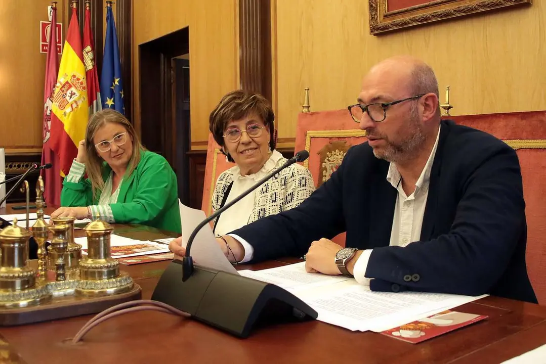 PEIO GARC&Iacute;A. ICAL. Los cocineros Yolanda Le&oacute;n y Juanjo P&eacute;rez, del restaurante Cocinandos, ofrecen el preg&oacute;n inaugural de la Feria del Libro de Le&oacute;n