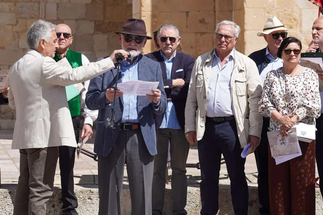 Campillo. ICAL. Acto de lectura de los Decreta de 1188 del rey Alfonso IX, precedida por un breve discurso de Juan Pedro Aparicio, a cargo de una treintena de personas.