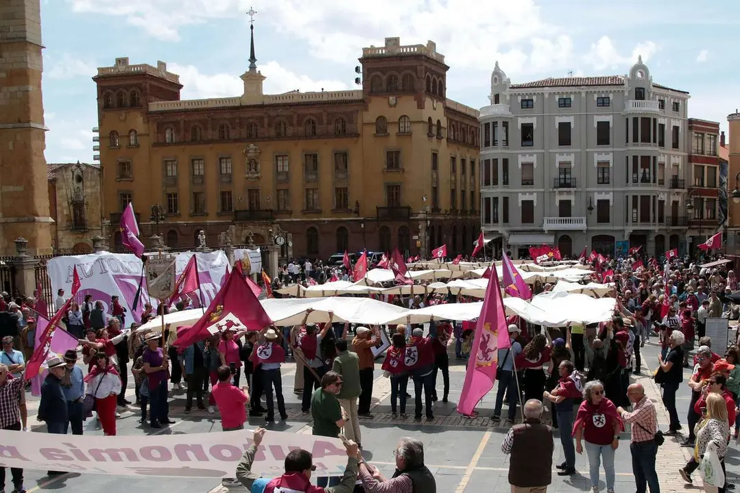Peio Garcia - M&aacute;s de un millar de personas asisten a la convocatoria de Conceyu Pa&iacute;s Llion&eacute;s y Xuntanza Llionesista en Le&oacute;n