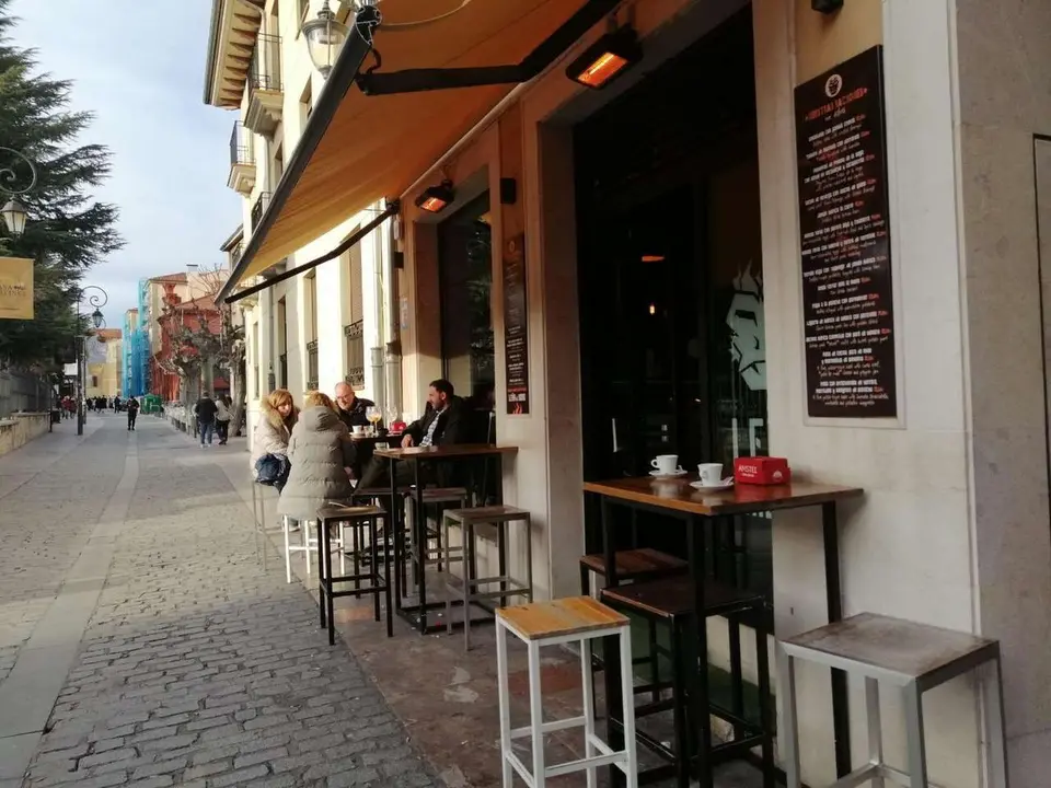 Los perfiles demandados incluyen puestos de ayudante de camarero, camarero, ayudante de cocina, cocinero y otros vinculados al sector como barista, recepcionista, personal de limpieza o taquillero. | ICAL
