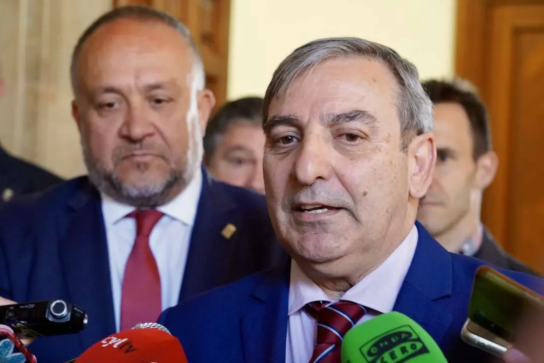 El consejero Sanz Merino, en una imagen de archivo, junto al presidente de la Diputaci&oacute;n, Courel. | ICAL