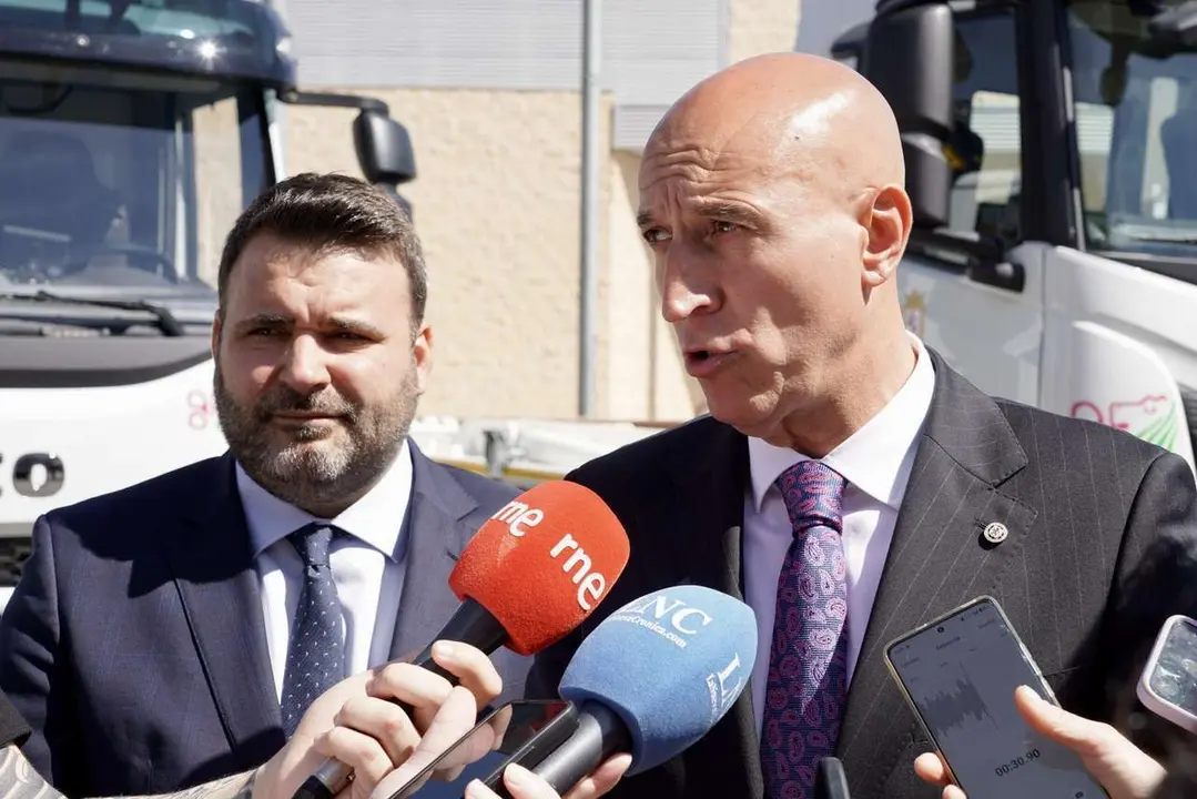 Campillo. ICAL. El alcalde de Le&oacute;n, Jos&eacute; Antonio Diez, y el concejal de Limpieza y Residuos, Jon Fern&aacute;ndez, presentan nuevos veh&iacute;culos para el Servicio de Limpieza.