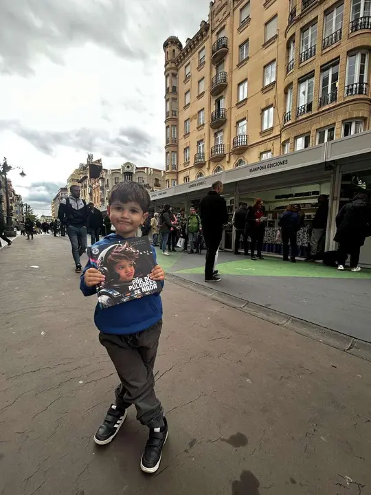 El peque&ntilde;o Dar&iacute;o sosteniendo su cuento