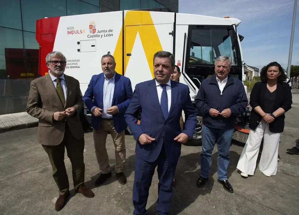 C&eacute;sar S&aacute;nchez. ICAL. El consejero de la Presidencia, Luis Miguel Gonz&aacute;lez Gago (C), durante el acto de entrega y puesta en servicio del nuevo cami&oacute;n barredora para la mancomunidad Bierzo Central