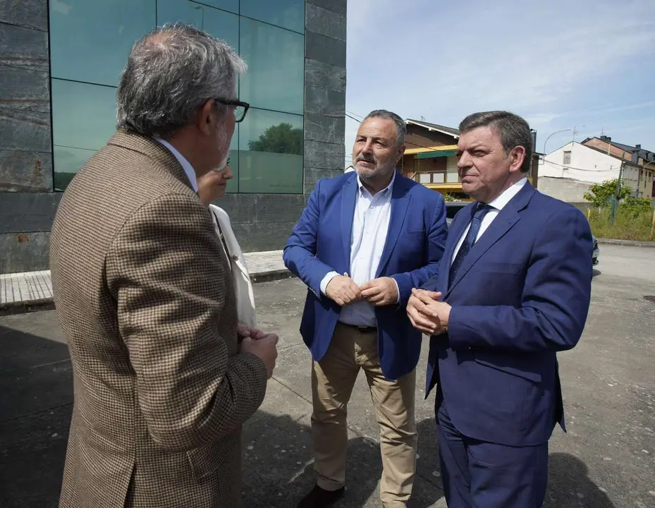 C&eacute;sar S&aacute;nchez. ICAL. El consejero de la Presidencia, Luis Miguel Gonz&aacute;lez Gago (C), durante el acto de entrega y puesta en servicio del nuevo cami&oacute;n barredora para la mancomunidad Bierzo Central
