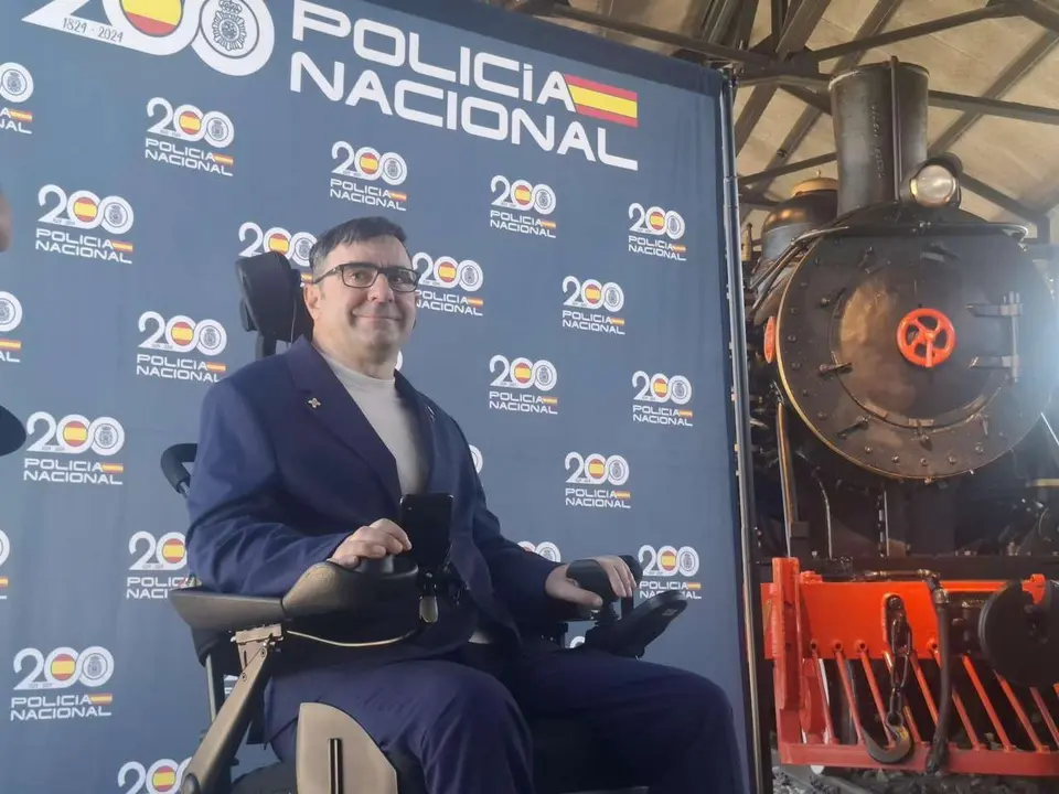 El polic&iacute;a nacional Ismael L&oacute;pez recibe la Medalla al M&eacute;rito en Ciberdefensa de Petec 2025