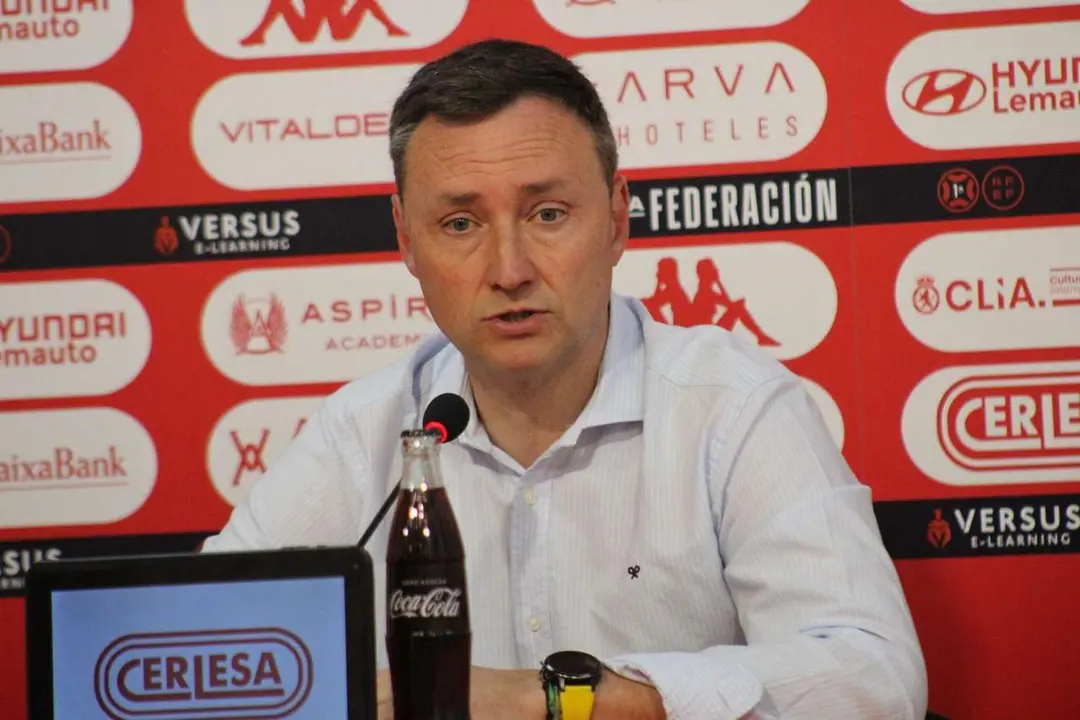 Ra&uacute;l Llona, entrenador de la Cultural y Deportiva Leonesa
