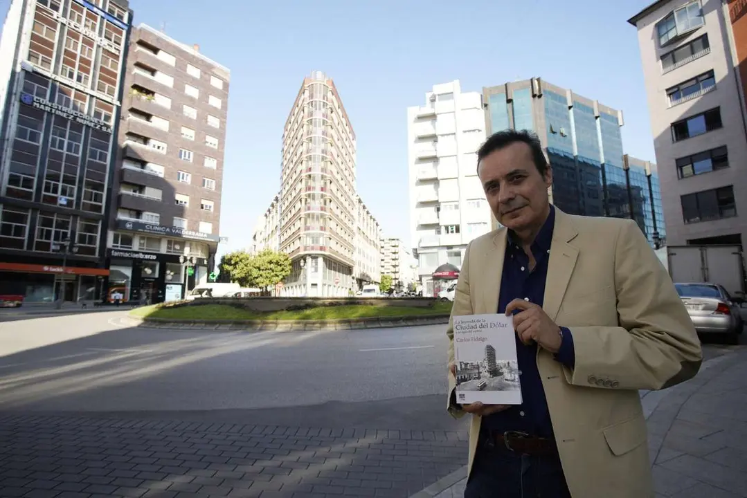 El periodista y escritor berciano Carlos Fidalgo posa en Ponferrada con su &uacute;ltimo libro. | ICAL