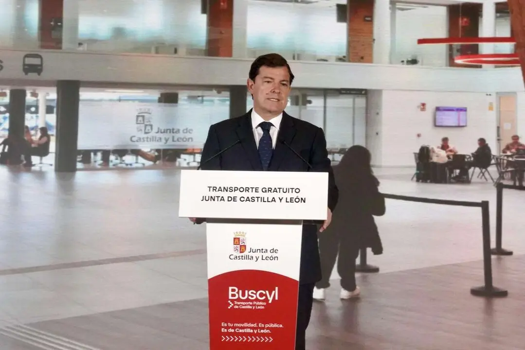 Campillo. ICAL. El presidente auton&oacute;mico, Alfonso Fern&aacute;ndez Ma&ntilde;ueco, presenta la nueva tarjeta de transporte gratuito en autob&uacute;s de la Junta.