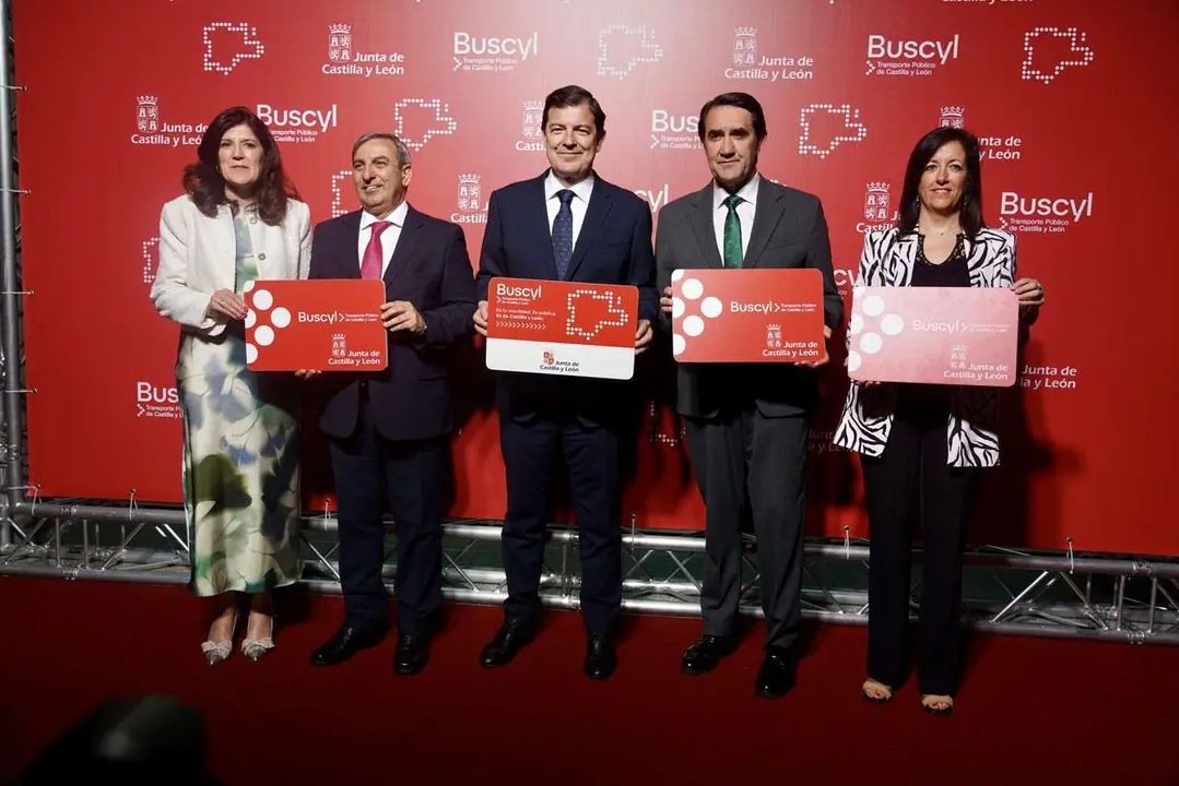 Campillo. ICAL. El presidente auton&oacute;mico, Alfonso Fern&aacute;ndez Ma&ntilde;ueco, presenta la nueva tarjeta de transporte gratuito en autob&uacute;s de la Junta.