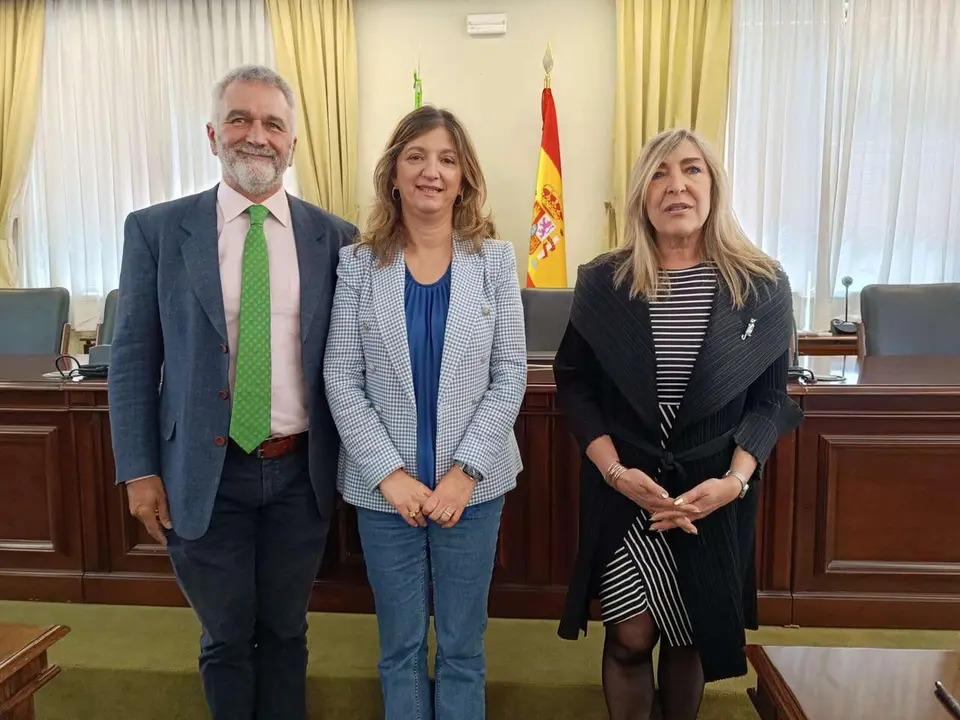 Jos&eacute; Manuel Gonzalo Orden, departamento de Medicina, Cirug&iacute;a y Anatom&iacute;a Veterinaria, Nuria Gonz&aacute;lez, rectora ULE y Pilar Guti&eacute;rrez, secretaria general de la ULE 