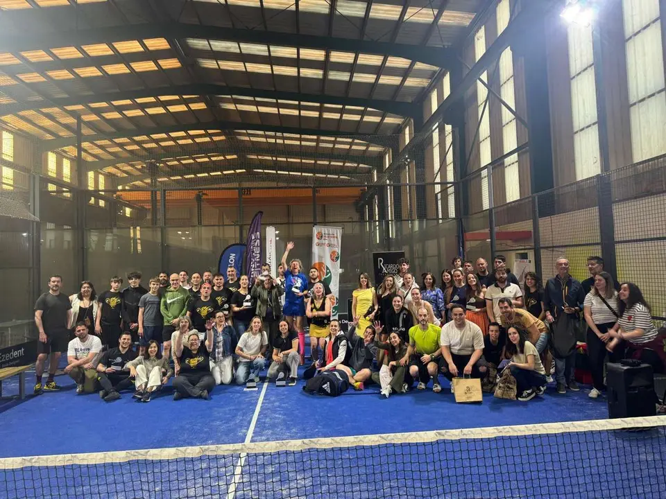 FOTO DE FAMILIA X TORNEO DE PADEL JUEGA POR LA SALUD MENTAL 2025