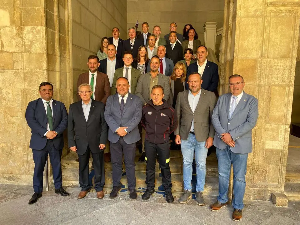 El nuevo jefe del SEPEIS posa junto a la corporaci&oacute;n de la instituci&oacute;n provincial