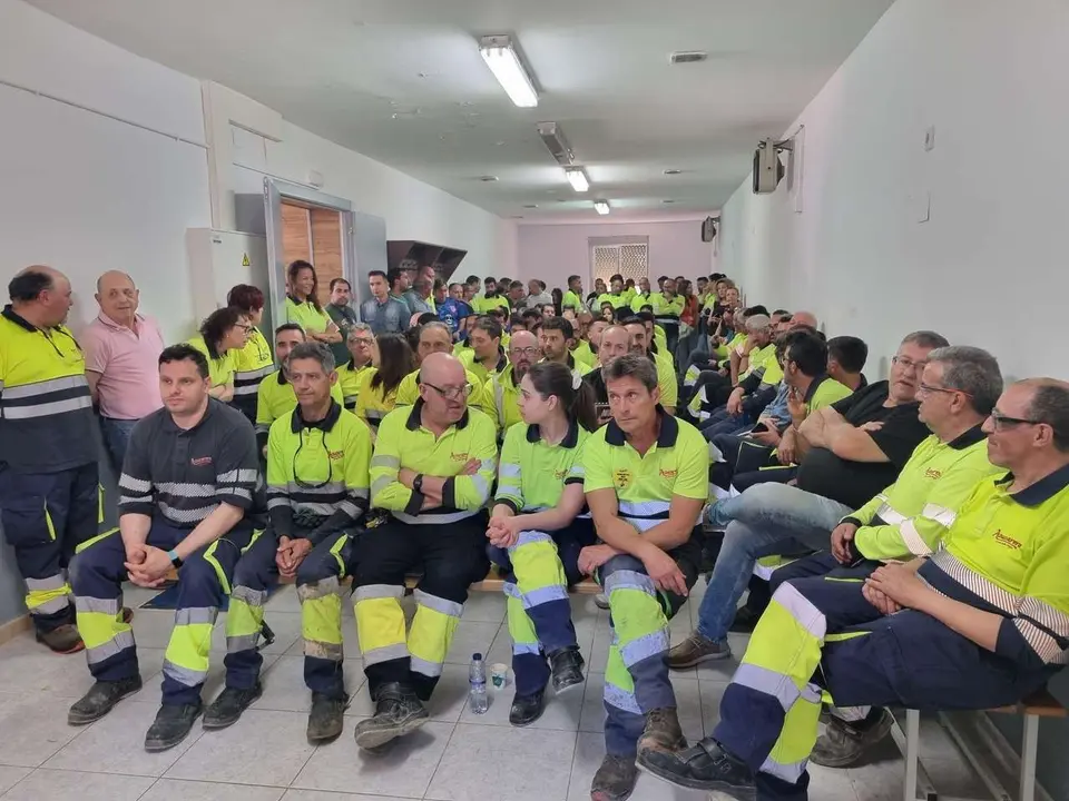 ICAL. Asamblea de trabajadores de la f&aacute;brica de Azucarera en La Ba&ntilde;eza (Le&oacute;n)