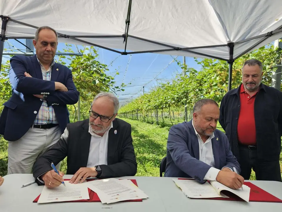El presidente de la Diputaci&oacute;n y el del Consejo Comarcal del Bierzo durante la firma 