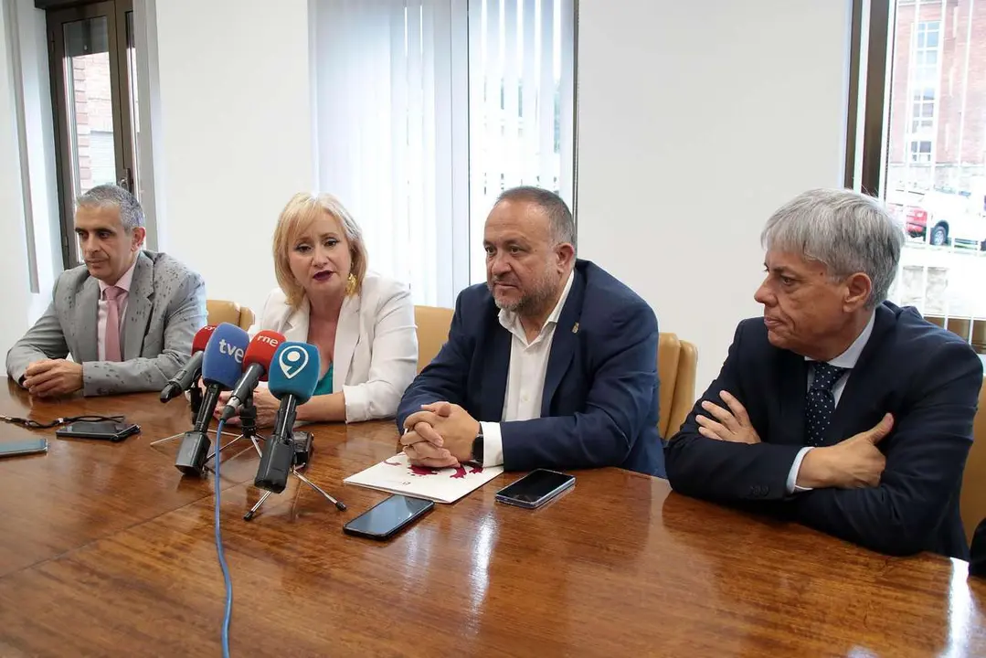 Peio Garc&iacute;a. ICAL. La consejera de Industria, Comercio y Empleo, Leticia Garc&iacute;a, y el presidente de la Diputaci&oacute;n de Le&oacute;n, Gerardo &Aacute;lvarez Courel, presentan los veh&iacute;culos adquiridos dentro del programa &lsquo;Montel&rsquo; para actuaciones medioambientales