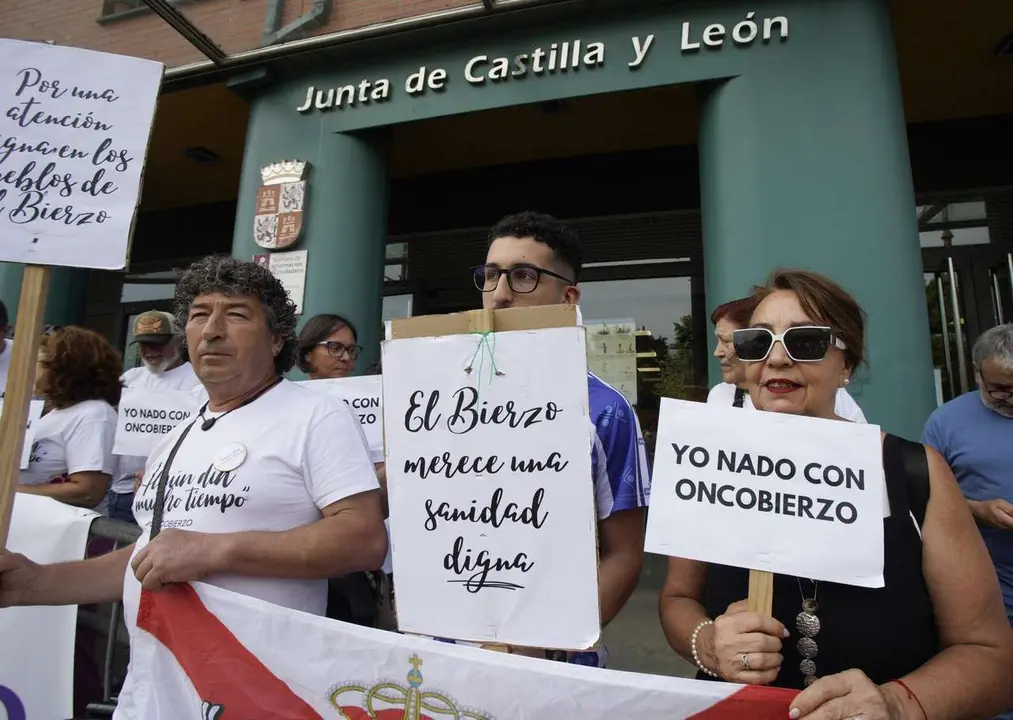 C&eacute;sar S&aacute;nchez. ICAL. Concentraci&oacute;n de a plataforma Oncobierzo frente a la sede de la Junta en Ponferrada