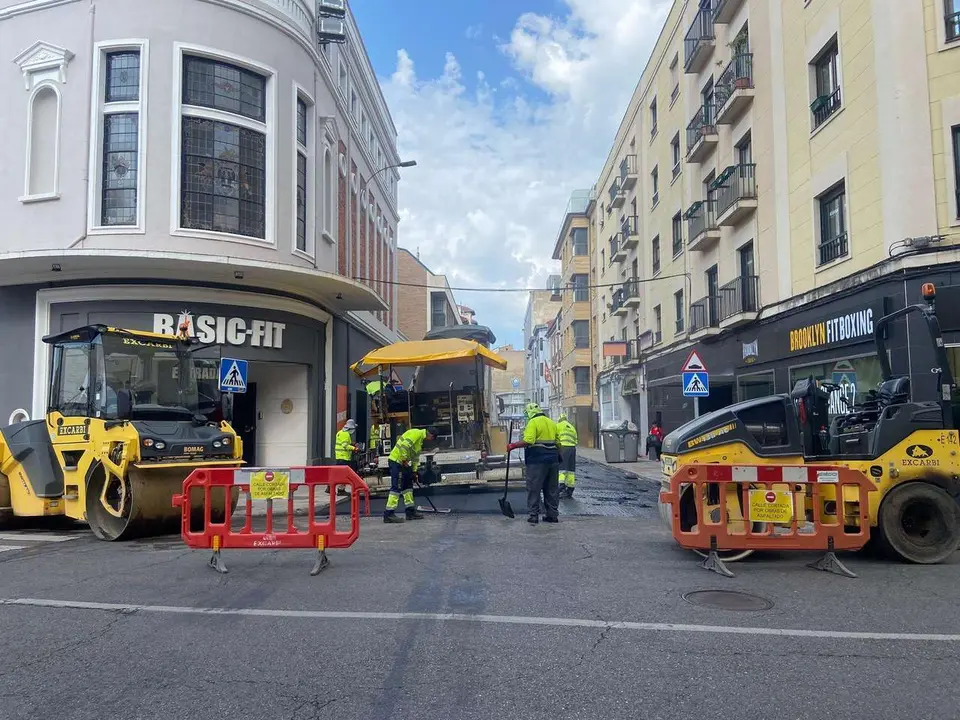 Calle La Torre cortada al tr&aacute;fico durante las labores de asfaltado este viernes. Le&oacute;n24horas