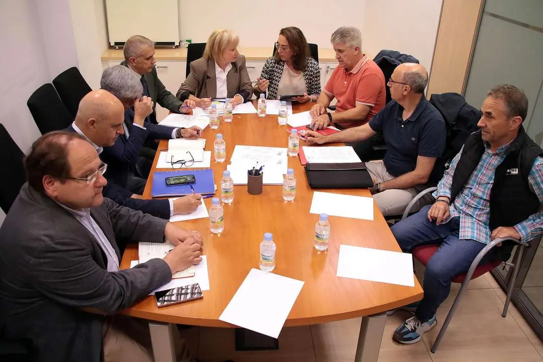 La consejera de Industria, Comercio y Empleo, Leticia Garc&iacute;a, la consejera de Agricultura, Ganader&iacute;a y Desarrollo Rural, Mar&iacute;a Gonz&aacute;lez Corral, el delegado territorial, Eduardo Diego y el alcalde de La Ba&ntilde;eza, Javier Carrera de Blas, se re&uacute;nen con el comit&eacute; de empresa de la planta azucarera de la localidad leonesa