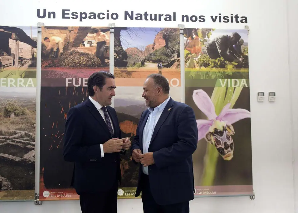 El consejero de Medio Ambiente, Vivienda y Ordenaci&oacute;n del Territorio, Juan Carlos Su&aacute;rez-Qui&ntilde;ones, y el presidente de la Diputaci&oacute;n de Le&oacute;n, Gerardo &Aacute;lvarez Courel, durante la presentaci&oacute;n de los proyectos de infraestructuras tur&iacute;sticas de la Monta&ntilde;a Occidental y de El Bierzo