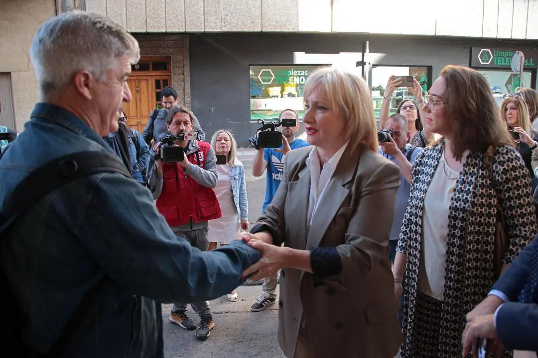 La consejera de Industria, Comercio y Empleo, Leticia Garc&iacute;a, estuvo este lunes por la ma&ntilde;ana en La Ba&ntilde;eza. | ICAL