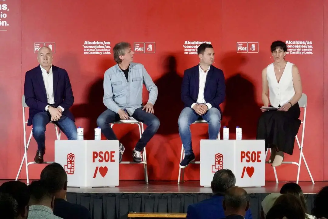 Campillo. ICAL. El secretario general del Partido Socialista de Castilla y Le&oacute;n, Carlos Mart&iacute;nez, participa junto al secretario general del PSOE de Le&oacute;n, Javier Alfonso Cend&oacute;n, y el secretario adjunto de Pol&iacute;tica Municipal, Alejandro Soler, con alcaldes y concejales de la provincia de Le&oacute;n