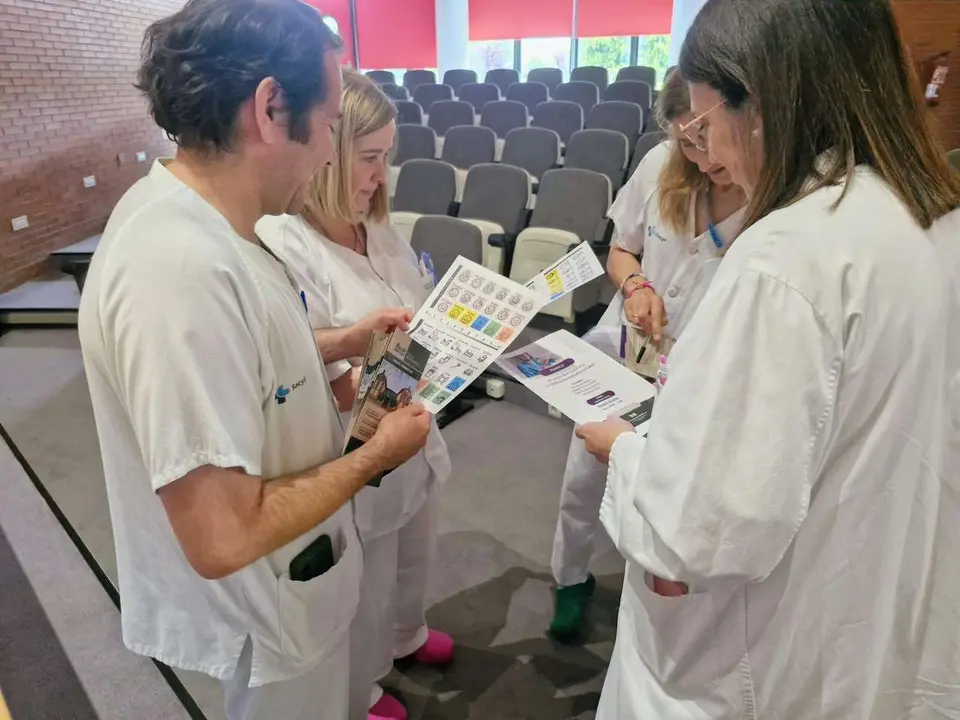 El equipo de Enfermer&iacute;a con la documentaci&oacute;n sobre comunicaci&oacute;n inclusiva