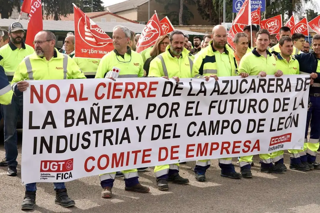 Los trabajadores afectados por el cierre de la planta de Azucarera de La Ba&ntilde;eza se han concentran a las puertas de la f&aacute;brica, en una imagen de archivo. | ICAL