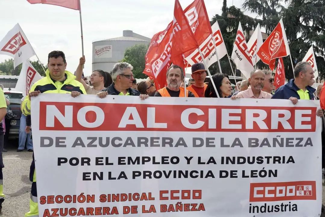 Campillo. ICAL. Los trabajadores afectados por el cierre de la planta de Azucarera de La Ba&ntilde;eza se concentran a las puertas de la f&aacute;brica.