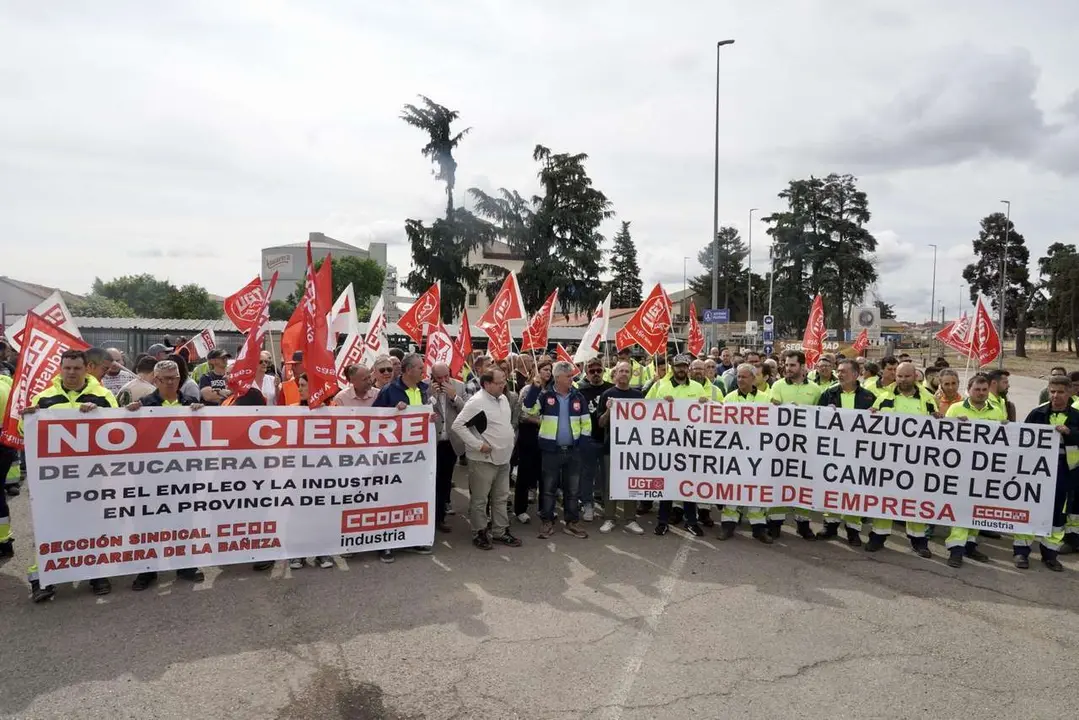 Campillo. ICAL. Los trabajadores afectados por el cierre de la planta de Azucarera de La Ba&ntilde;eza se concentran a las puertas de la f&aacute;brica.