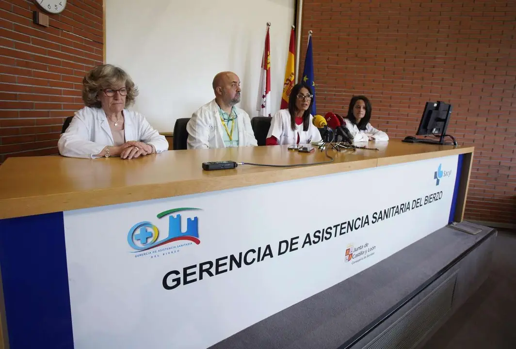 C&eacute;sar S&aacute;nchez. ICAL. La directora m&eacute;dica de Atenci&oacute;n Primaria, Isabel Gurdiel (2D), junto al hemat&oacute;logo Erik de Cabo, la farmac&eacute;utica Encina Mayo (I), y la responsable de Hospitalizaci&oacute;n a Domicilio, Mar&iacute;a Jes&uacute;s Men&eacute;ndez (D), durante la presentaci&oacute;n de la incorporaci&oacute;n del proyecto &lsquo;Hogar, dulce hogar&rsquo; en toda el &Aacute;rea Sanitaria del Bierzo