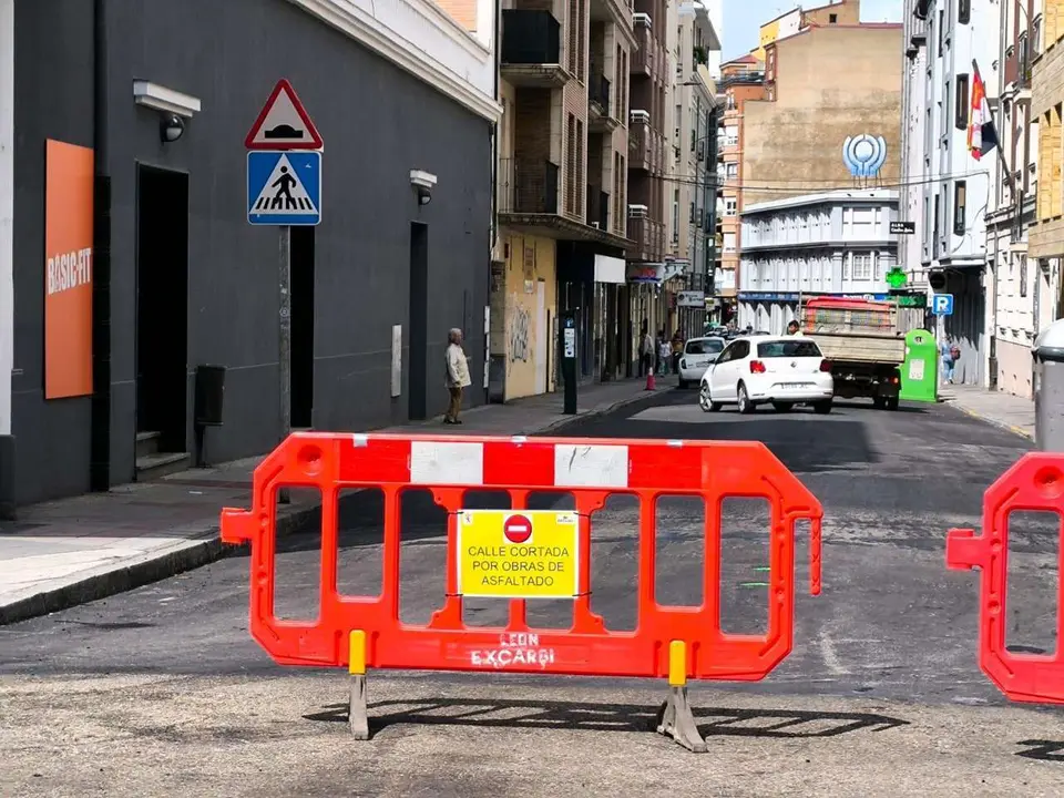 Calle La Torre cerrada al tr&aacute;fico por las labores de asfaltado. Le&oacute;n24horas