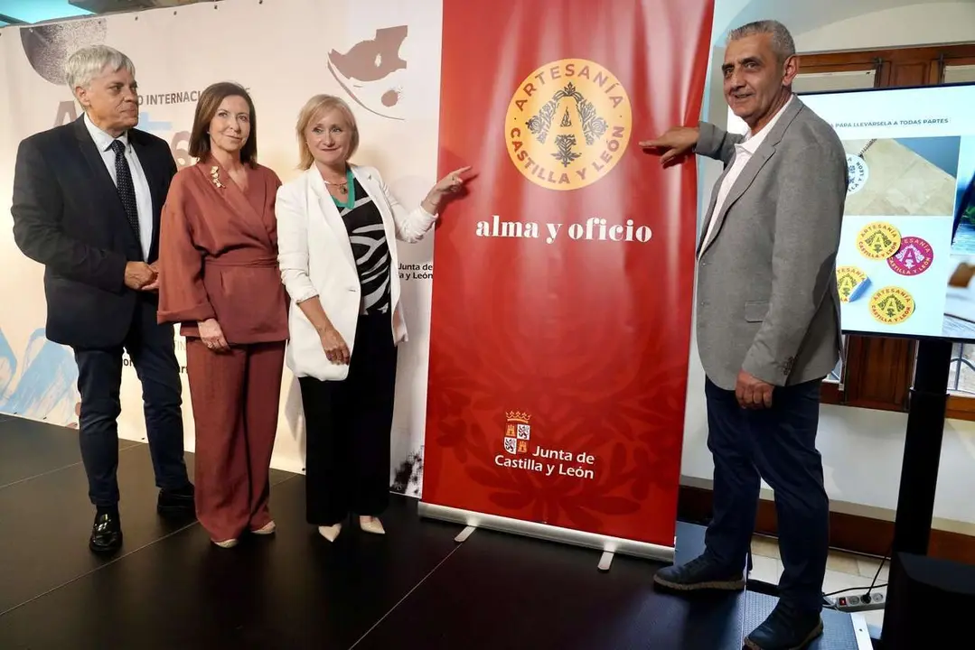 Campillo. ICAL. La consejera de Industria, Comercio y Empleo, Leticia Garc&iacute;a, presenta el distintivo de la Artesan&iacute;a de Castilla y Le&oacute;n durante la inauguraci&oacute;n del I Congreso Internacional de Artesan&iacute;a.