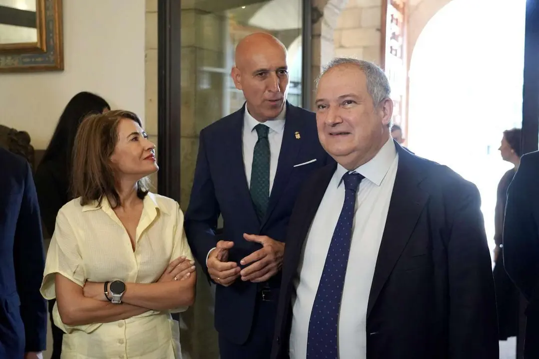 El ministro de Industria y Turismo, Jordi Hereu, visita el Parador de Le&oacute;n, acompa&ntilde;ado de la secretaria de Estado de Turismo, Rosario S&aacute;nchez; la presidenta de Paradores, Raquel S&aacute;nchez; y el delegado del Gobierno, Nicanor Sen. Al inicio del acto, atiende a los medios de comunicaci&oacute;n y los gr&aacute;ficos pueden tomar im&aacute;genes del recorrido por las instalaciones.
