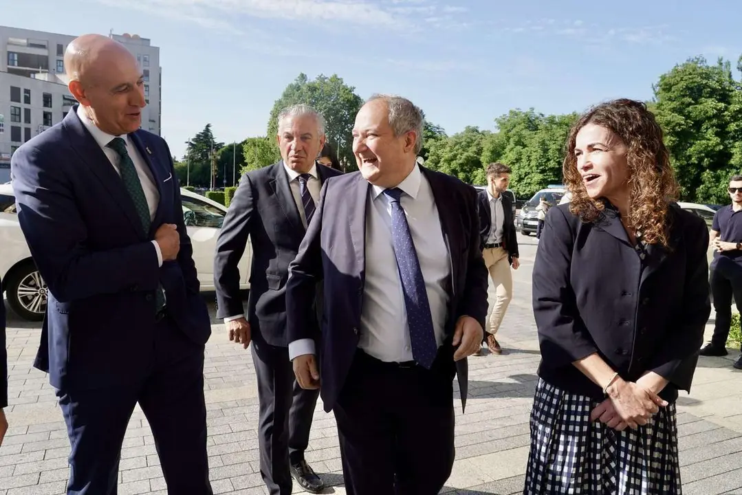 Campillo. ICAL. El ministro de Industria y Turismo, Jordi Hereu, visita el Parador de Le&oacute;n, acompa&ntilde;ado de la secretaria de Estado de Turismo, Rosario S&aacute;nchez; la presidenta de Paradores, Raquel S&aacute;nchez; y el delegado del Gobierno, Nicanor Sen. Al inicio del acto, atiende a los medios de comunicaci&oacute;n y los gr&aacute;ficos pueden tomar im&aacute;genes del recorrido por las instalaciones.