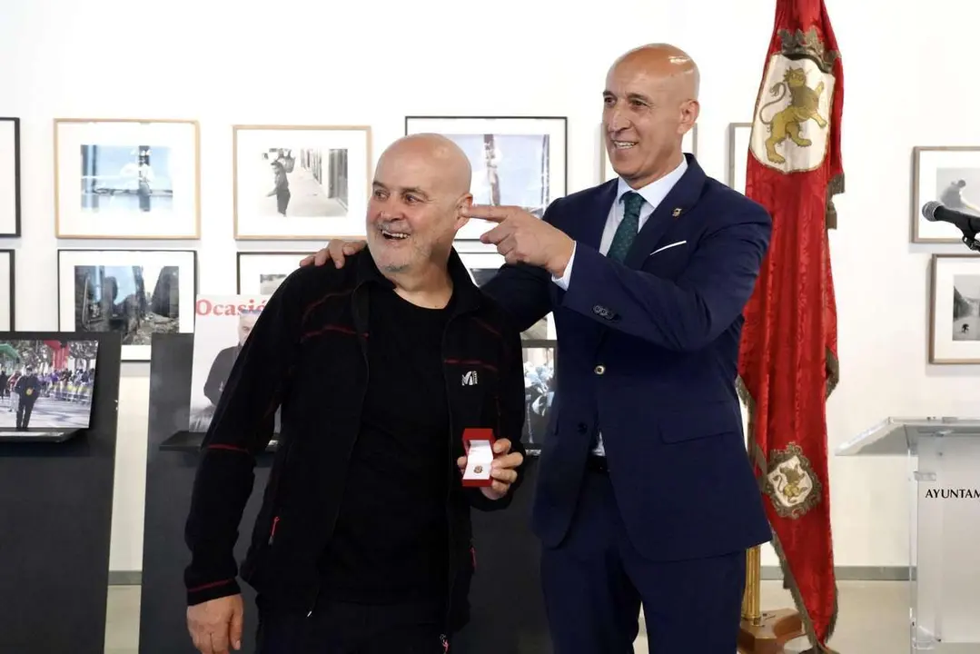 Campillo. ICAL. El Ayuntamiento de Le&oacute;n reconoce las cuatro d&eacute;cadas de trayectoria del fot&oacute;grafo Mauricio Pe&ntilde;a con la Insignia de Oro de la ciudad